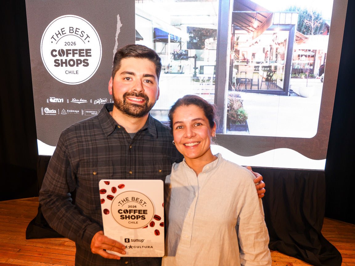 Nicolás y Catalina de La Verbena recibiendo el reconocimiento The Best Coffee Shops Chile 2026